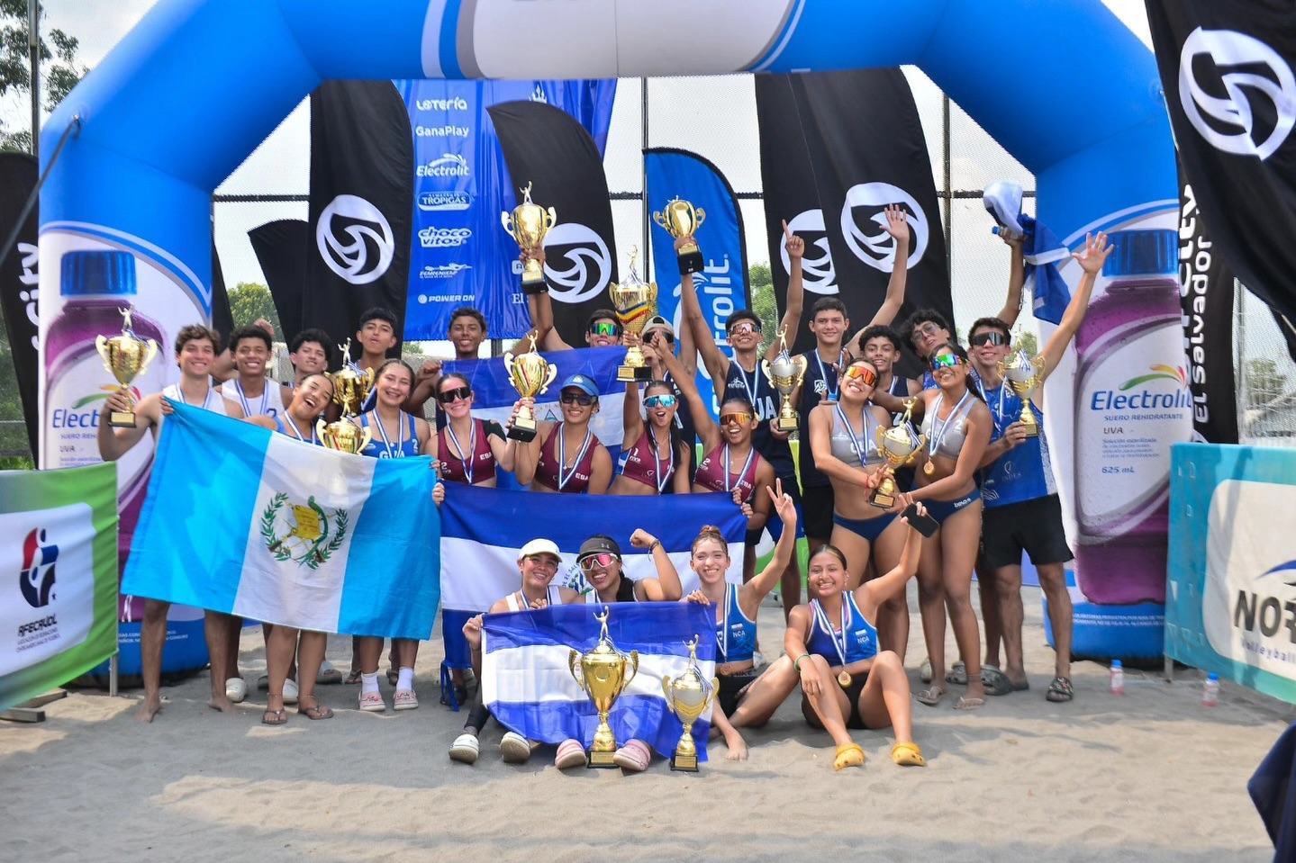 PODIO GENERAL del Centroamericano Sub-17 y Sub-19 de Voleibol de Playa